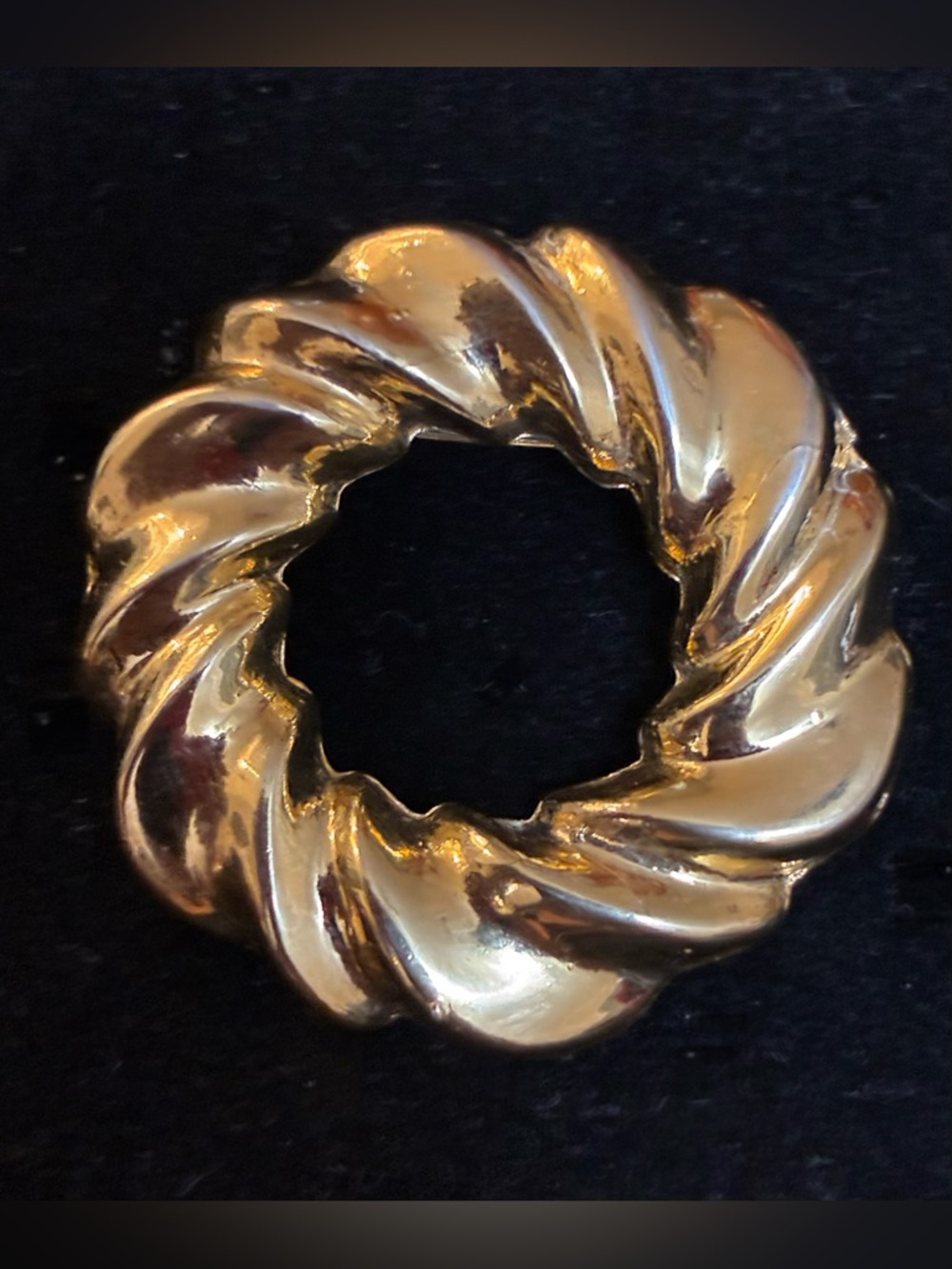 VINTAGE EUC GOLD
TONE WREATH BROOCH
SIGNED AAI
